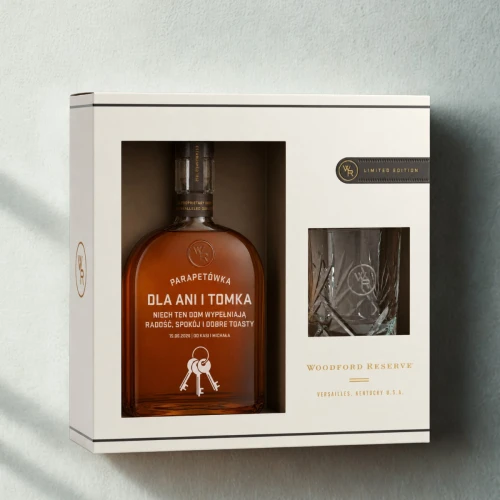 Woodford reserve ze szklanką z personalizowanym grawerem etykietą.png