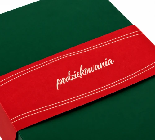 Czerwona obwoluta na zielonym pudełku