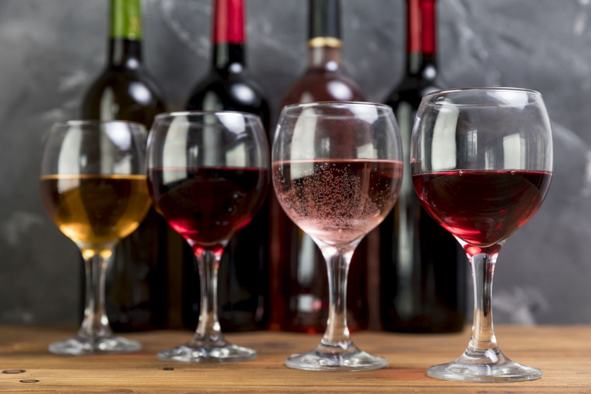 Wino białe, czerwone i różowe – czym się różnią i kiedy które wybrać?