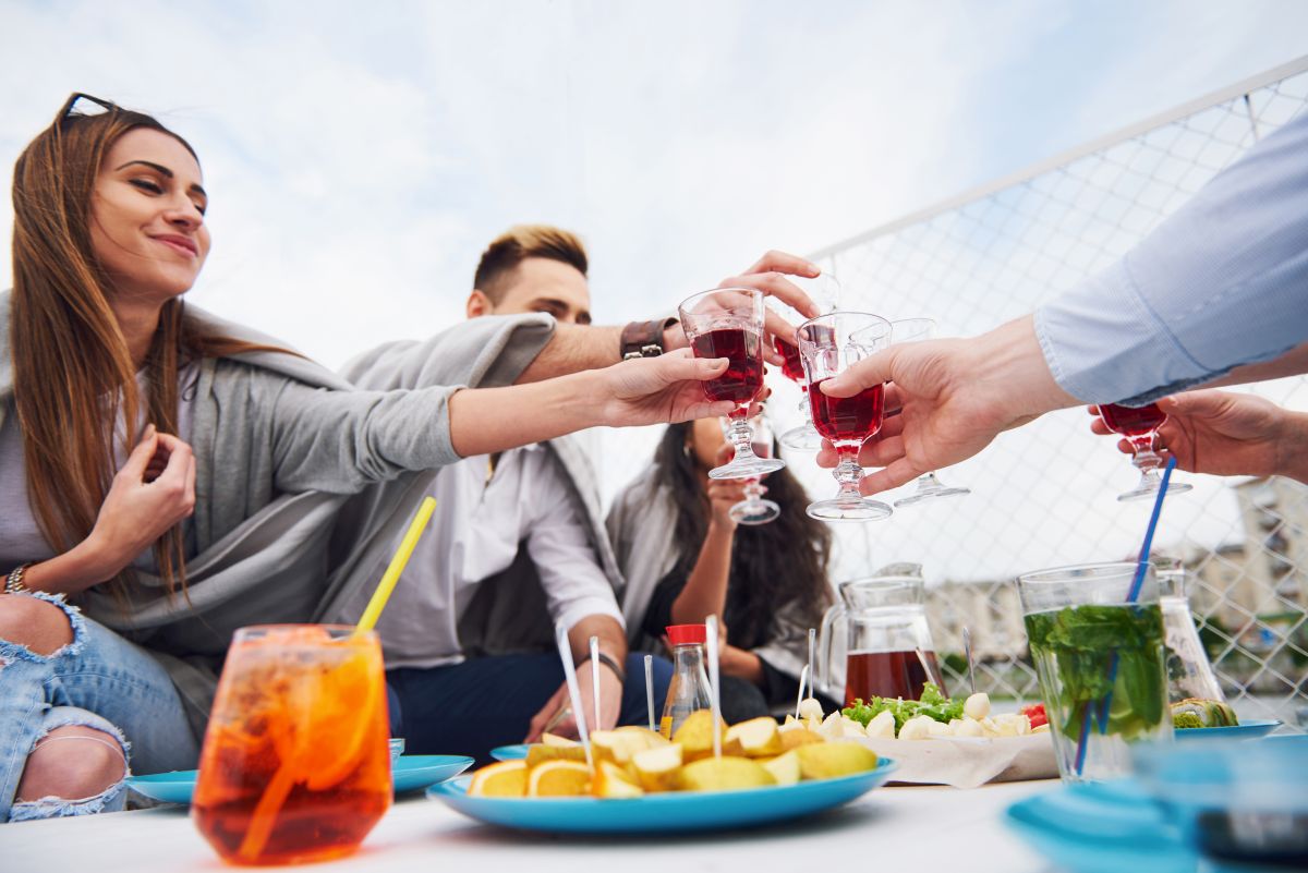 Aperitif i digestif – co podać przed obiadem, a co po kolacji?