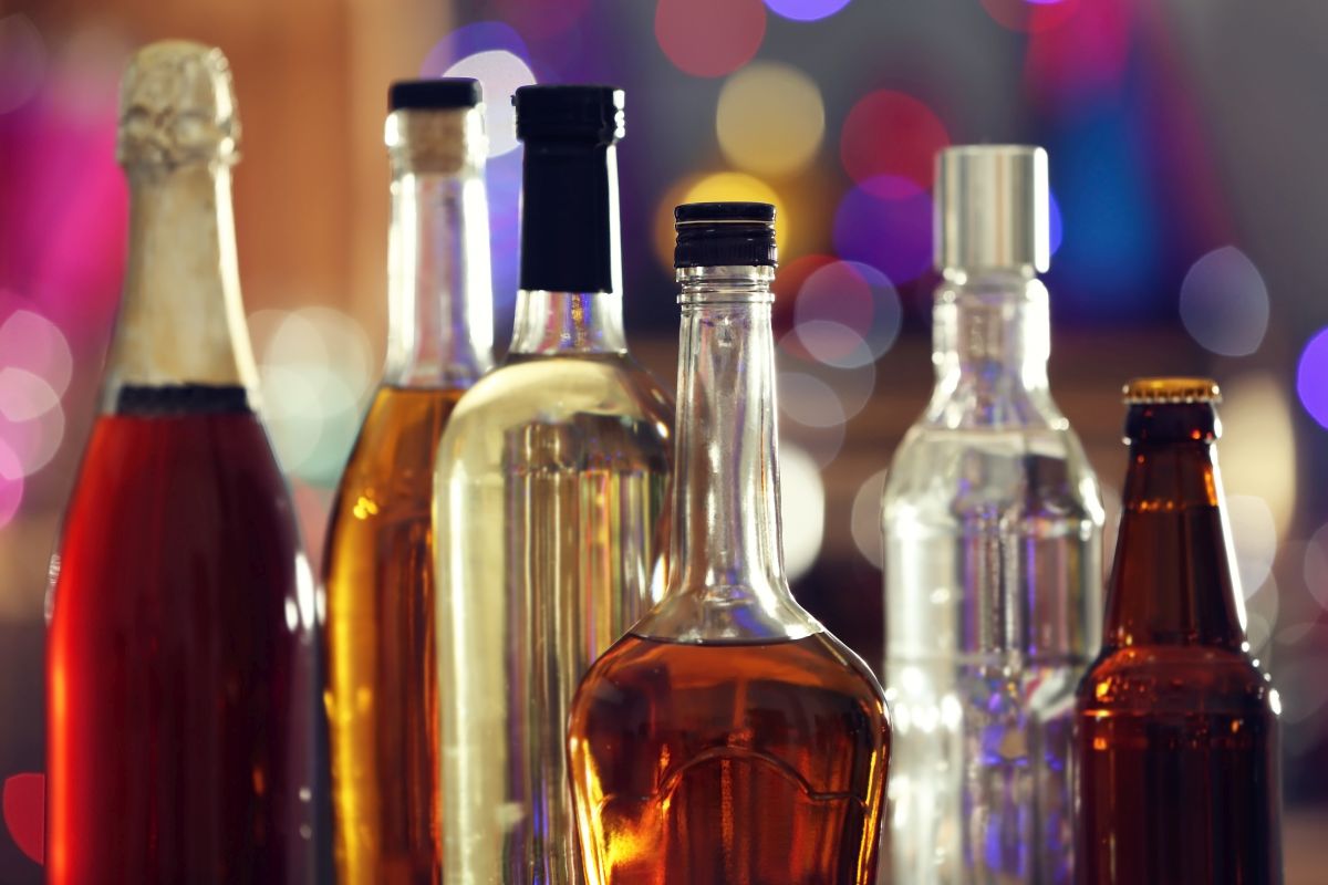 Domowy bar od zera – 7 butelek, które wystarczą do większości drinków