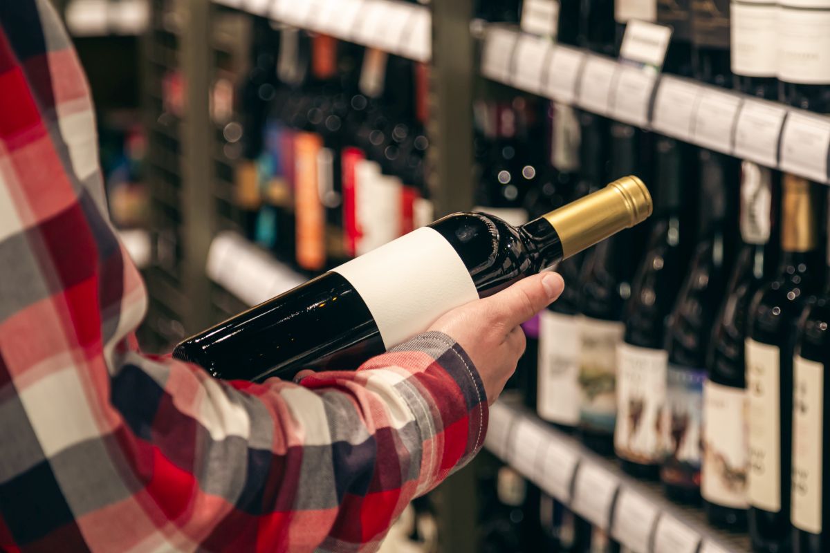Jak czytać etykiety alkoholi – co naprawdę kryje się za słowami na butelce?