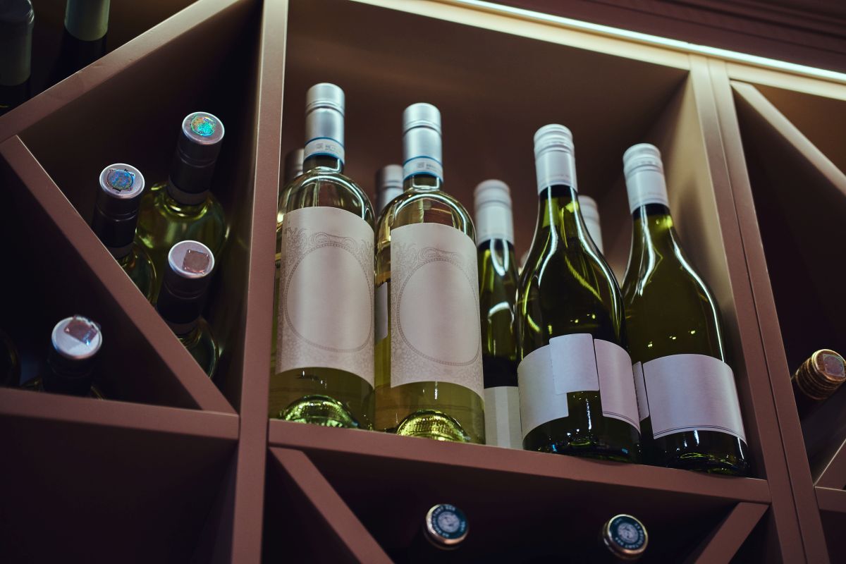Jak przechowywać alkohol w domu – co chłodzić, co trzymać w ciemności?