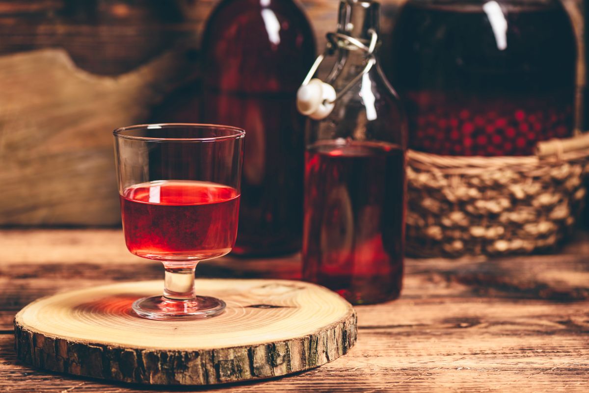 Nalewki i destylaty regionalne – polskie tradycje alkoholowe warte odkrycia