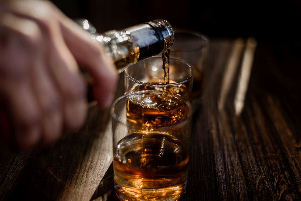Bourbon – czym jest, jak smakuje i jak wybrać pierwszą butelkę