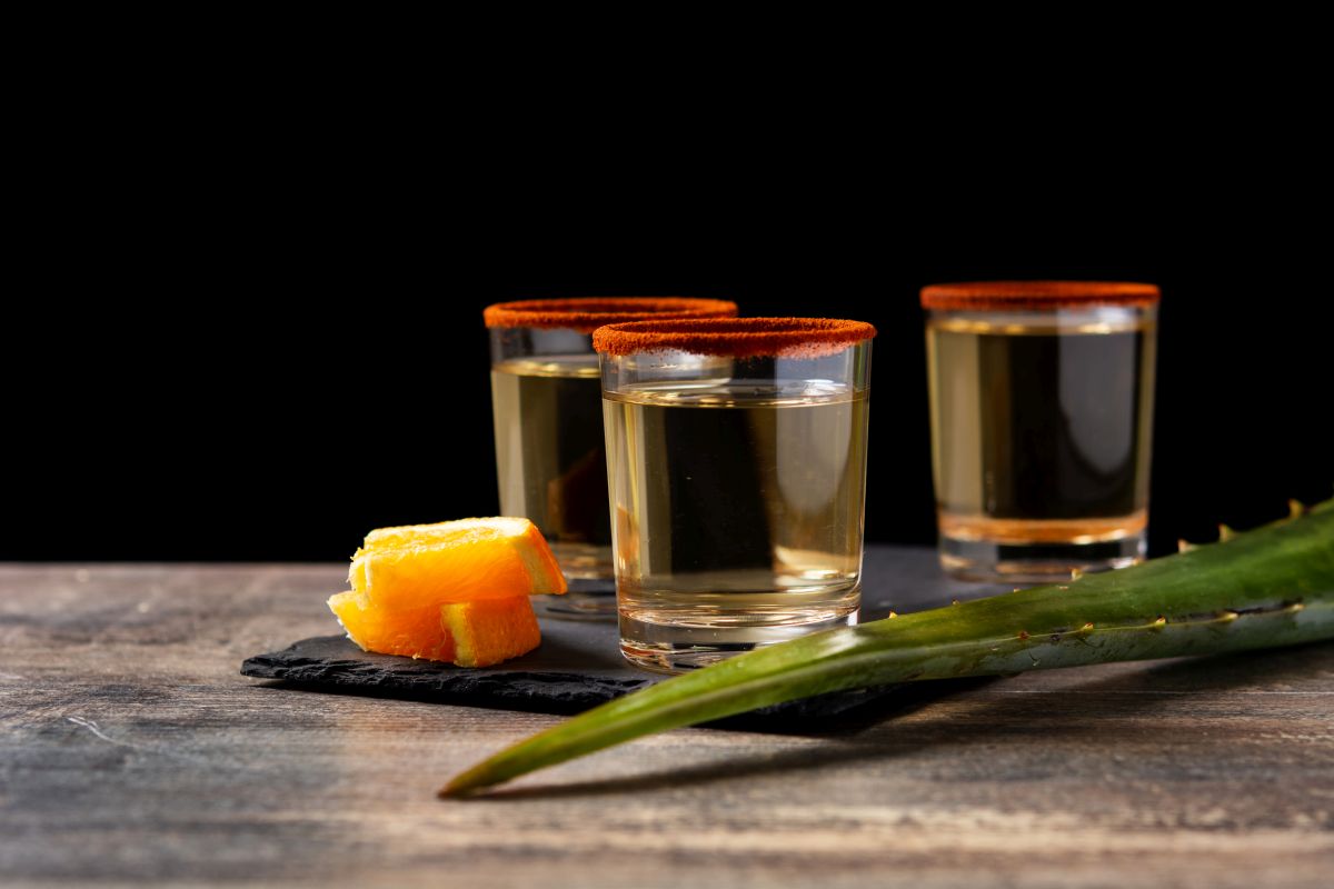 Mezcal – czym różni się od tequili i dlaczego warto go poznać