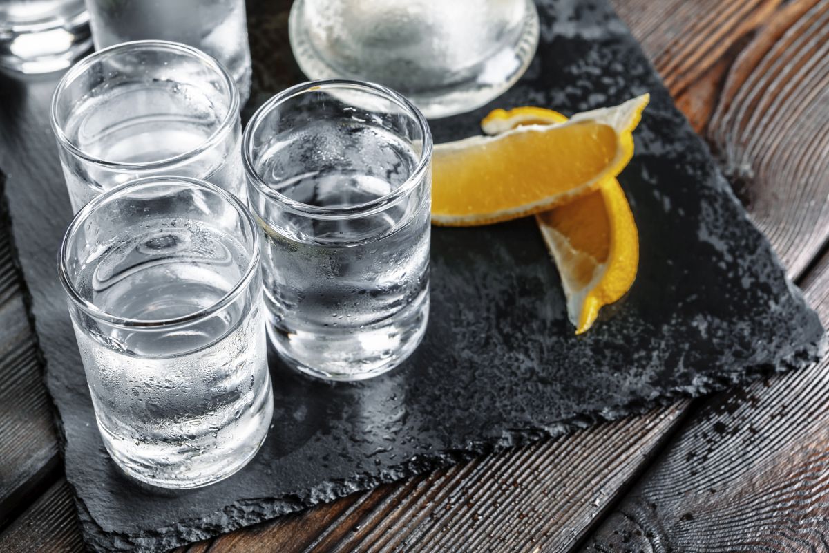 Wódka – rodzaje, smaki i jak wybrać dobrą wódkę do picia i na prezent