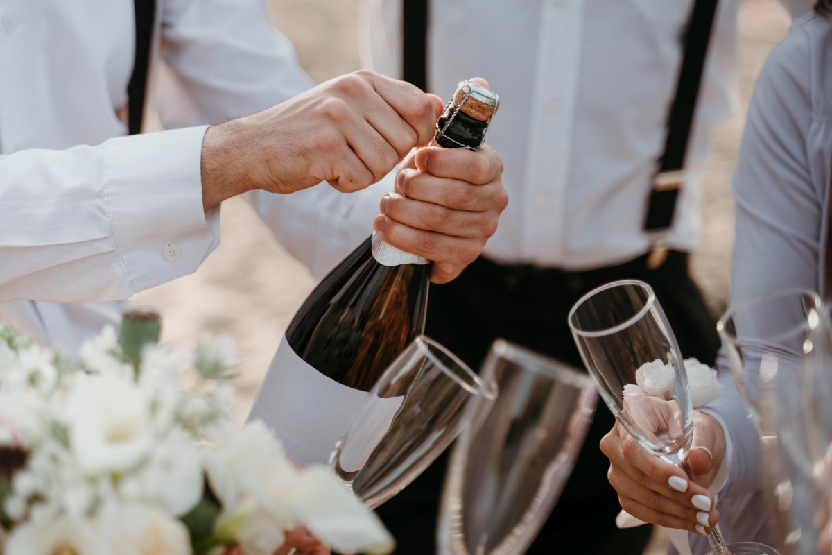 Alkohol na ślub i wesele: jak skomponować bar weselny?