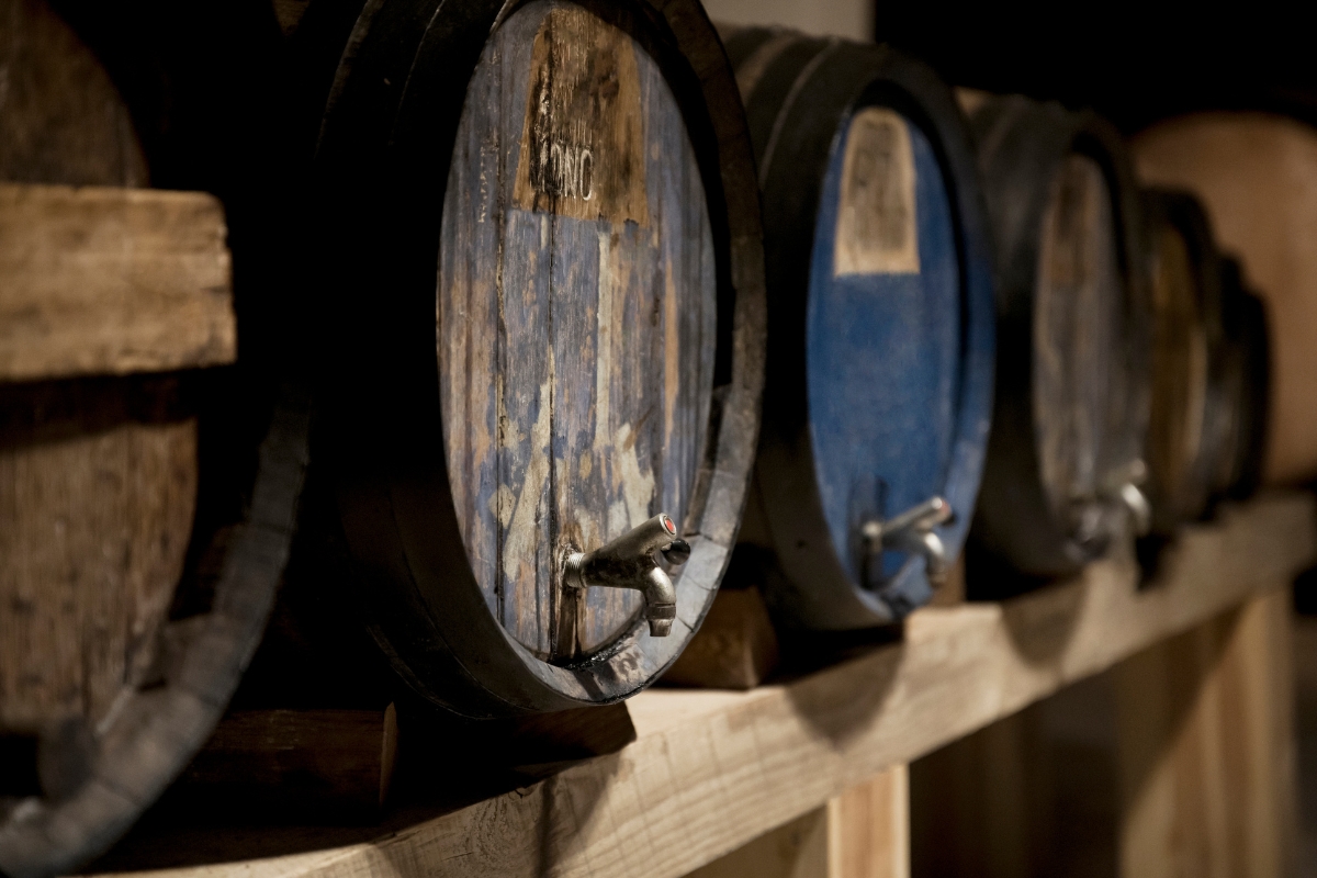 Beczki w produkcji alkoholu: jak dąb zmienia smak whisky, wina i rumu?