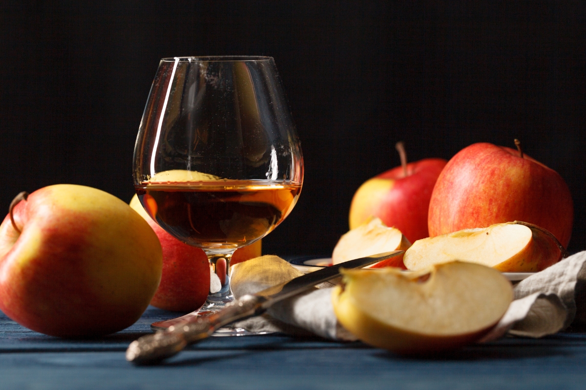 Calvados: jabłkowa duma Francji, jak ją wybrać i pić?