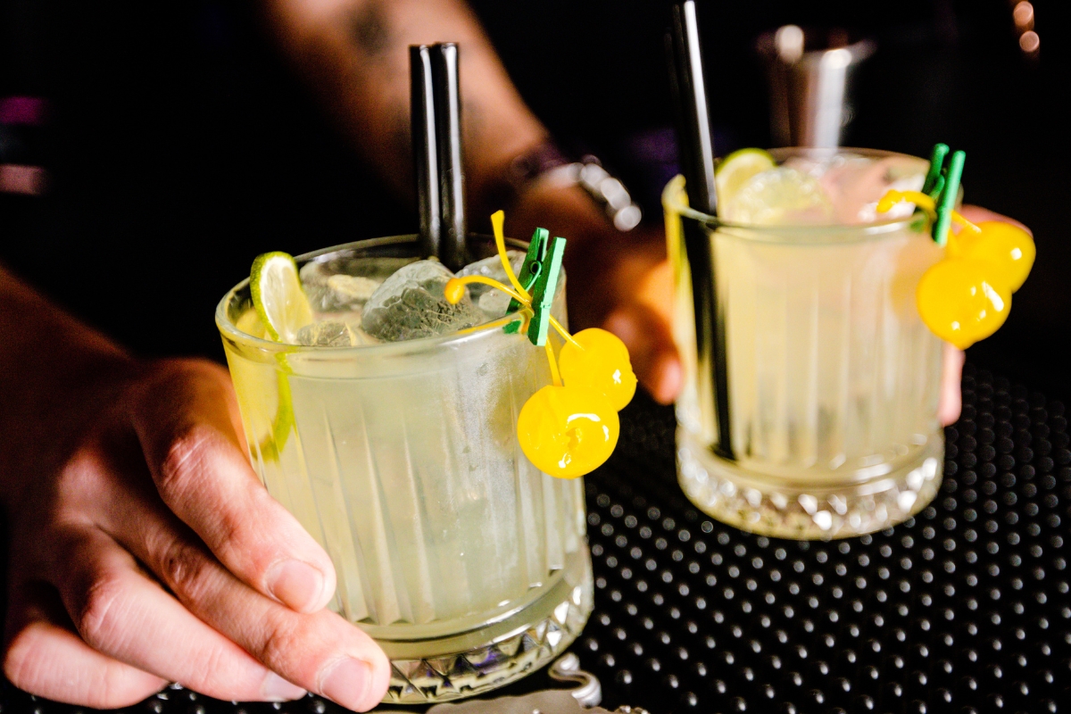 Drinki klasyczne: 10 koktajli, które każdy powinien znać